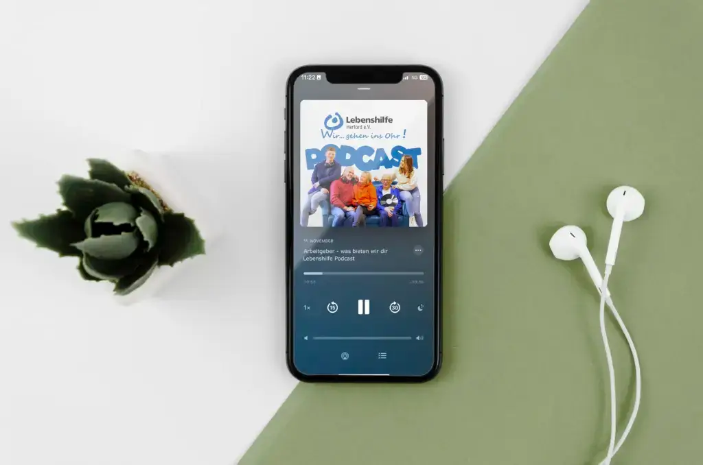 Mockup einer mobilen Benutzeroberfläche eines Podcast-Players im Kontext eines Employer-Branding-Formats.